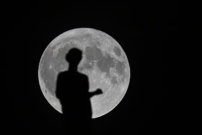 Un hombre delante de la superluna en Roma, Italia este lunes.
