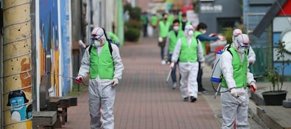 Desinfección de calles en Daegu, Corea del Sur