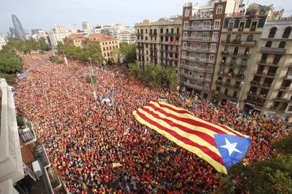 Vista general de la avenida de la Diagonal con una bandera independentista.