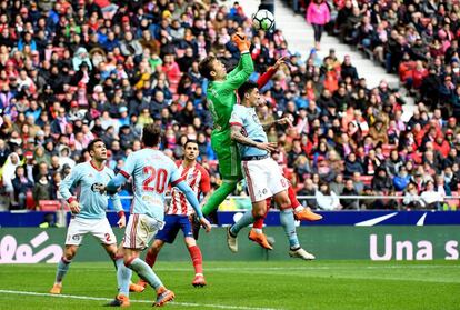 El portero del Celta, Rubén Blanco, para una ocasión de gol del Atlético de Madrid.