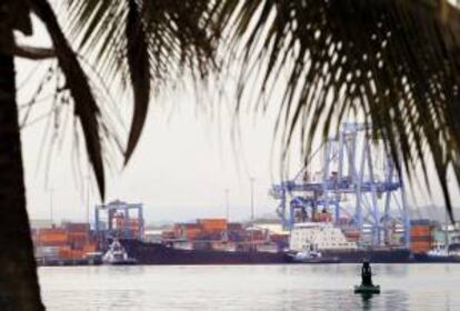 Vista del barco norcoreano Chong Chon Gang este martes 16 de julio de 2013, atracado en el muelle de Manzanillo de la caribeña ciudad de Colón (Panamá).