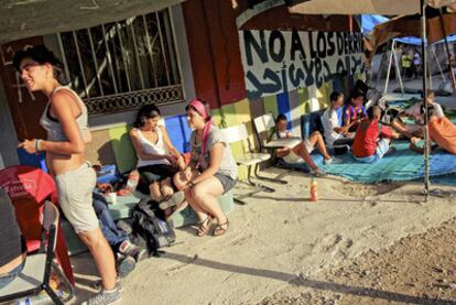 Concentración frente a la casa de la Cañada Real situada en el sector 5 de la Cañada Real y amenazada de derribo.