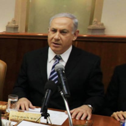 Benjamín Netanyahu (derecha) preside el consejo de ministros semanal, ayer en Jerusalén.