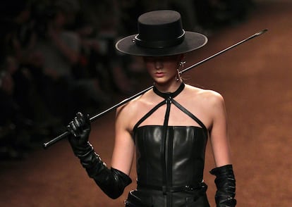 Jean Paul Gaultier ha presentado en la Semana de la Moda de París su colección realizada para Hermes para la próxima primavera verano 2011, inspirado en el mundo ecuestre.