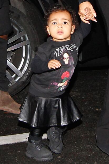 Lejos de los vestidos edulcorados que lucen muchas niñas de su edad, Nori (como la llaman cariñosamente sus padres) suele aparecer con estilismos de aires rockeros o góticos protagonizadas por el negro. En la imagen, llevando una sudadera de Yeezus, la línea de ropa de su padre Kanye West.