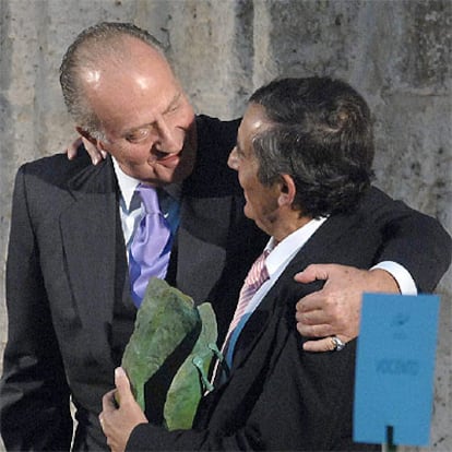 Don Juan Carlos abraza a Miguel Delibes de Castro tras entregarle el galardón concedido a su padre.