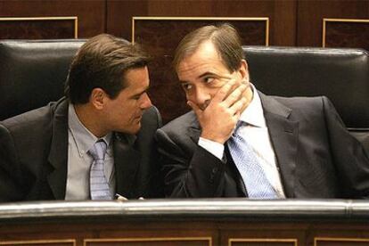 Los ministros Juan Fernando López Aguilar (izquierda) y José Antonio Alonso, en el Congreso.