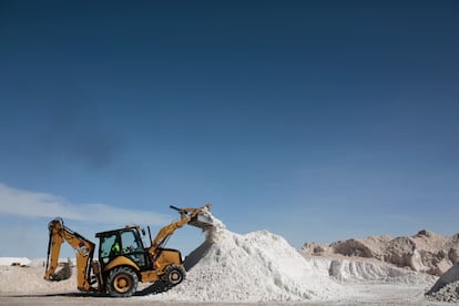 Una excavadora mueve sal durante la inauguración de la planta de carbonato de litio, del Ministerio de Hidrocarburos y Energía de Bolivia, en el Complejo Industrial, en diciembre de 2023, en Potosí, Bolivia.