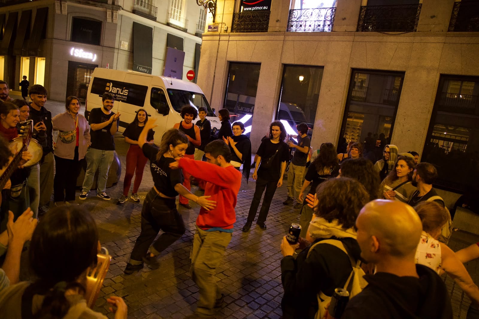 Participantes en la acampada por la vivienda bailan pasodobles y jotas en la calle de Preciados, en Madrid.