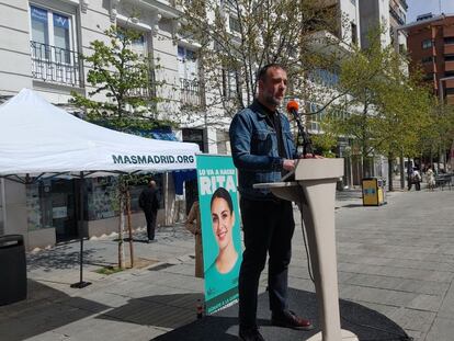 Nacho Murgui, concejal de Más Madrid para Retiro y Salamanca, durante un acto el 25 de marzo en la Avenida de Felipe II, junto al WiZink Center.