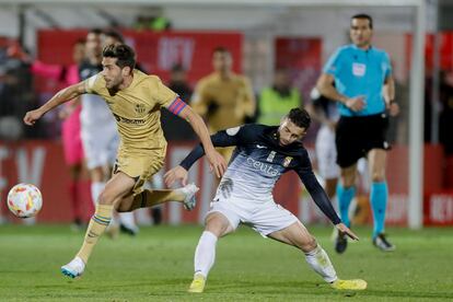 Sergi Roberto en una jugada con Rodri Rios durante el partido de octavos de final de Copa del Rey entre el Ceuta y el Barcelona.