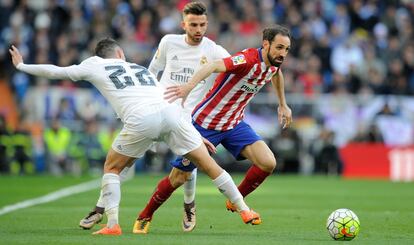 Juanfran regatea a Isco y Mayoral.