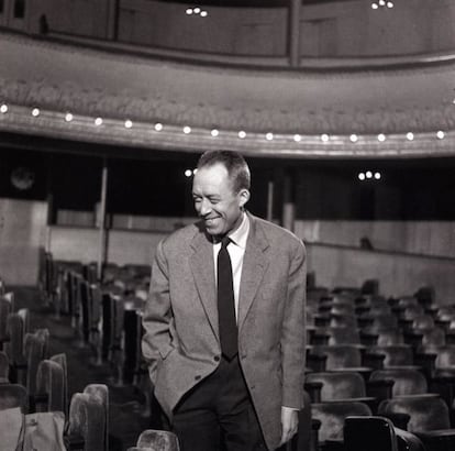 Albert Camus en el Teatro Antoine el 20 de abril de 1959, en una imagen del libro 'Albert Camus, solitario y solidario', por Catherine Camus. El escritor escapó a todas las categorías en su defensa y búsqueda de la libertad y esto le valió en su momento el ostracismo de determinados círculos intelectuales y la incomodidad que la propia Francia experimenta hacia una de sus figuras más universales.