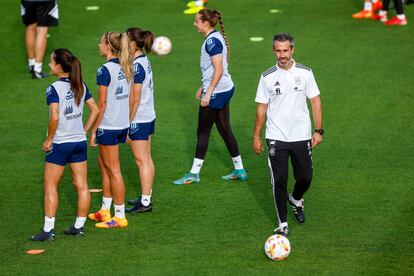 Jorge Vilda en el último entrenamiento de la selección española este lunes.