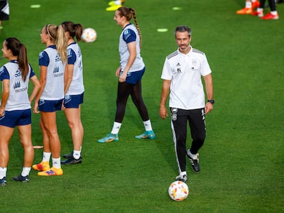 Jorge Vilda en el último entrenamiento de la selección española este lunes.