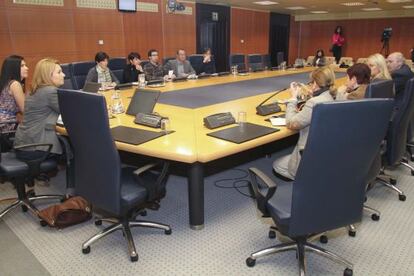 Momento de la constitución de la comisión de investigación de bebés robados, esta mañana en el Parlamento Vasco