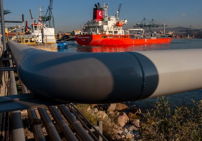 En la imagen, varios técnicos de Aigues de Barcelona, a bordo del barco Sichem Defender, para realizar pruebas de calidad.