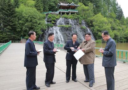 Kim Jong Un supervisa una construcción en el condado de Samjiyon. 
