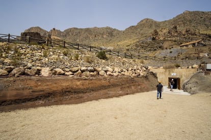 Se barajan dos teorías en la formación de este monumento natural, una de ellas sostiene que la cavidad se produjo por “karstificación de las dolomías que forman la Sierra del Aguilón”, donde se encuentra en la localidad almeriense de Pulpí, la segunda hipótesis apunta a un “modelo mixto kárstico-hidrotermal”. Es decir, la combinación de la presencia de yesos y calizas con la acción de aguas calientes procedentes de fenómenos volcánicos, en la imagen, la entrada a la mina de la geoda gigante a las faldas de La Sierra del Aguilón en Pilar de Jaravia.