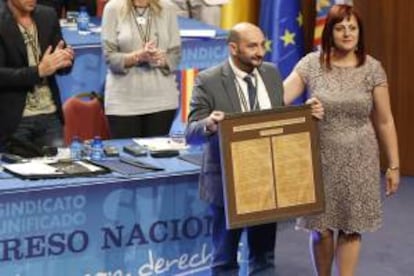 La nueva secretaria general del Sindicato Unificado de Policía (SUP) Mónica Gracia (d), junto a su antecesor en el cargo, José Manuel Sánchez Fornet (i), tras ser nombrado presidente de honor del sindicato mayoritario de la Policía.