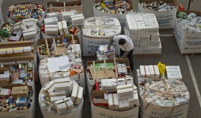 Un voluntario ordena los alimentos en el almac&eacute;n del Banco de Alimentos de Barcelona en 2012.