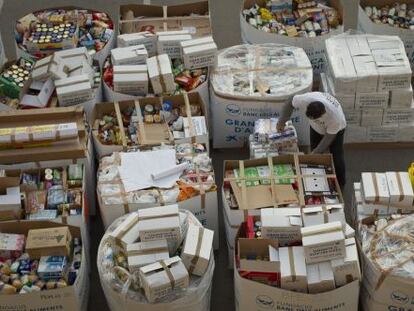 Un voluntario ordena los alimentos en el almac&eacute;n del Banco de Alimentos de Barcelona en 2012.