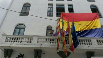 El Ayuntamiento de Bu&ntilde;ol con una bandera republicana. 