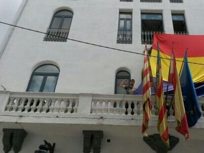 El Ayuntamiento de Bu&ntilde;ol con una bandera republicana. 