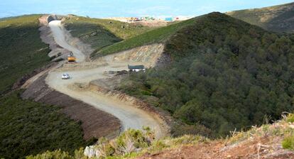 Obras en las cumbres de la sierra de O Iribio, en Lugo, en una imagen difundida recientemente por Salvemos O Iribio.