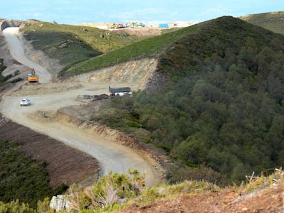 Obras en las cumbres de la sierra de O Iribio, en Lugo, en una imagen difundida recientemente por Salvemos O Iribio.