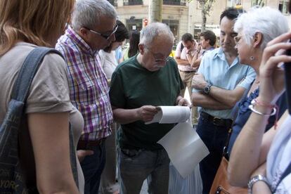 Empleados del Incas&ograve;l leen el listado de despedidos en el ERE, en junio pasado. 