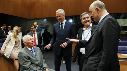 El ministro alemán de Finanzas, Wolfgang Schäuble, con sus homólogos francés, griego y europeo, en Luxemburgo.