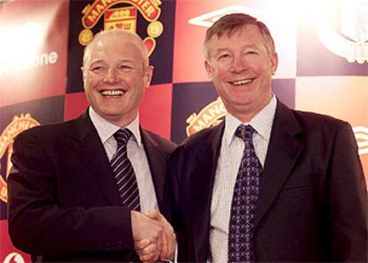 Peter Kenyon (a la izquierda) y Alex Ferguson, en febrero de 2002.