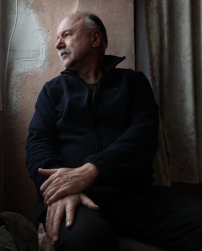 El escritor ucranio Andrei Kurkov en su casa en la región de Transcarpatia, en Ucrania.