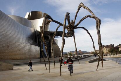 Si la Tate Modern es ejemplo del renacimiento de la zona londinense de Southwark, a partir de la conversión de una fábrica eléctrica en museo, el Museo Guggenheim es la prueba de la transformación de Bilbao, cuyo motor fue el edificio de Frank Gehry, un inmueble-escultura que se convierte en un vertebrador de la ciudad. Marca un antes y un después de otro de sus elementos fundamentales: la ría del Nervión. El icónico edificio, tan distinto a los que le rodean, no sobrepasa la altura de ninguno de los de su entorno. Dentro de sus diferencias, encajan perfectamente, creando una serie de paseos y de espacios que hacen que se integre y genere un paisaje. En la imagen se puede ver la araña de Louise Bourgeois, que hasta el 4 de septiembre convivirá con 'Estructuras de la existencia: Las celdas', una exposición de esta artista que se puede ver en el interior.