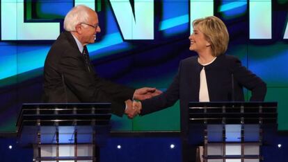 Sanders i Clinton se saluden en el debat després del moment en què el senador va rebutjar parlar de l'escàndol dels correus electrònics.