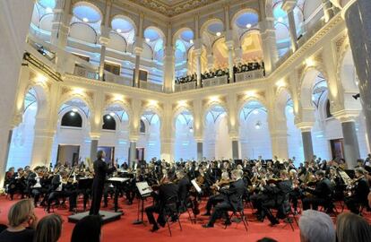 La Filarm&oacute;nica de Viena durante el concierto del s&aacute;bado en Sarajevo. / Almir Zrno (Efe)