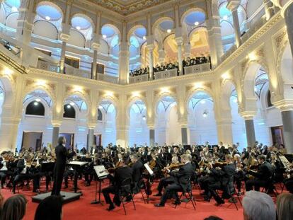 La Filarm&oacute;nica de Viena durante el concierto del s&aacute;bado en Sarajevo. / Almir Zrno (Efe)