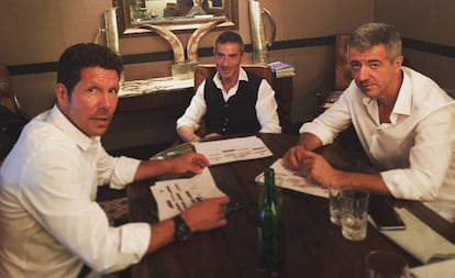 Simeone junto a Gil Marín y Andrea Berta.