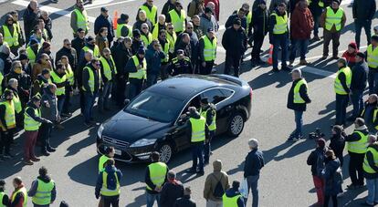 Un grupo de taxistas rodea a un coche de Cabify en Barcelona.