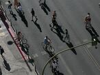 Ciudadanos paseando por la Gran Vía de Madrid