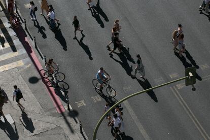 Ciudadanos paseando por la Gran Vía de Madrid