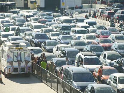 An ice-cream vendor serves customers in the long lines at the Gibraltar border.