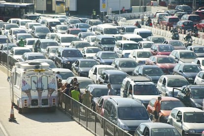 An ice-cream vendor serves customers in the long lines at the Gibraltar border.