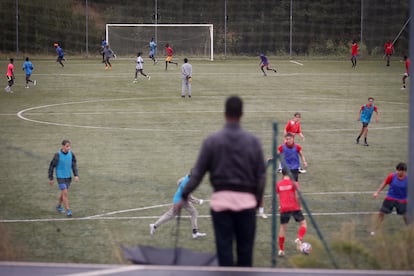 Los jóvenes juegan al fútbol en un campo en Monterroso, Lugo, el martes. 