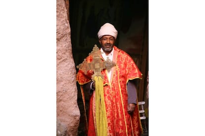 Un sacerdote custodio de una de las 11 iglesias excavadas en la roca en el siglo XI en Lalibela.