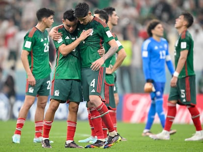 Carlos Rodríguez y Edson Álvarez tras caer eliminados en el Mundial.