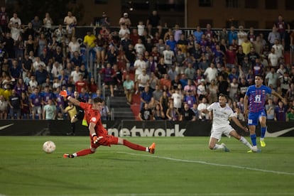 Juanto Ortuño bate a Lluis López para marcar el 3-3 que le ha dado el ascenso al Eldense frente al Real Madrid Castilla.