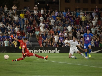 Juanto Ortuño bate a Lluis López para marcar el 3-3 que le ha dado el ascenso al Eldense frente al Real Madrid Castilla.