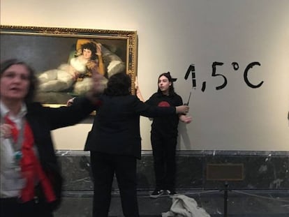 Dos activistas de Futuro Vegetal se pegan al marco de los cuadros de 'Las Majas' de Goya en el Museo del Prado.